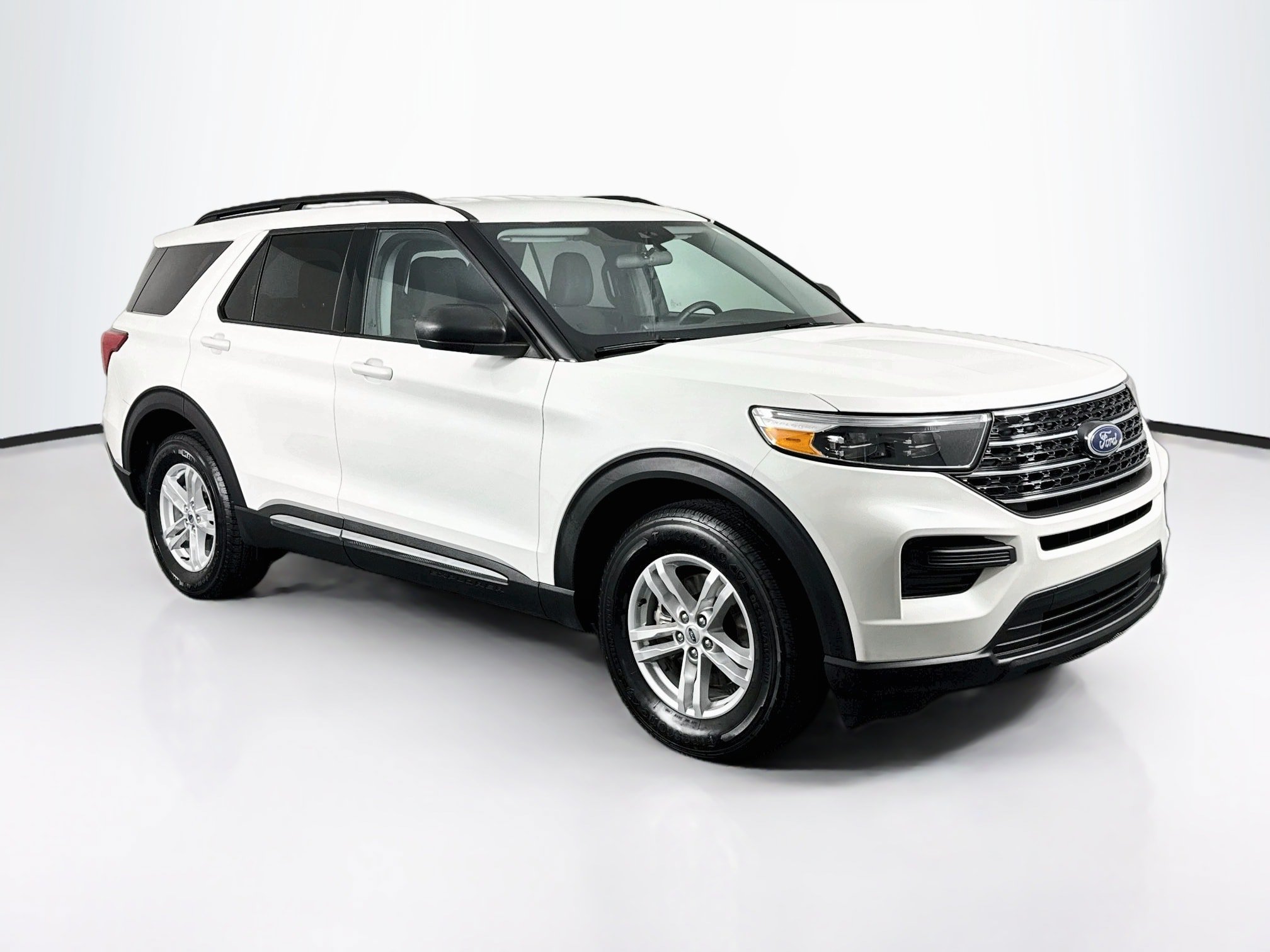 Used 2023 Ford Explorer XLT AWD/4WD image 2
