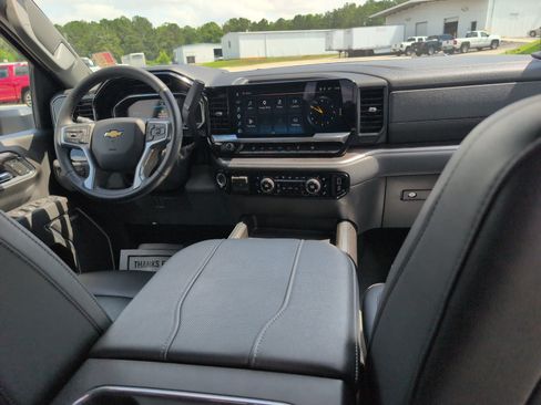 Used 2025 Chevrolet Silverado 2500 LTZ w/ LTZ Convenience Package AWD/4WD image 18