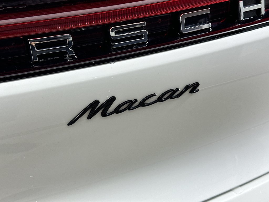 Certified 2025 Porsche Macan AWD/4WD image 34