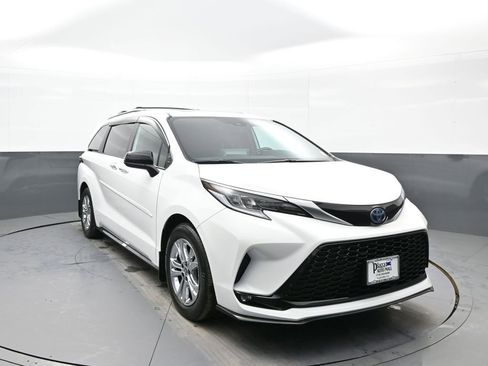 Certified 2023 Toyota Sienna XSE w/ XSE Plus Package image 3