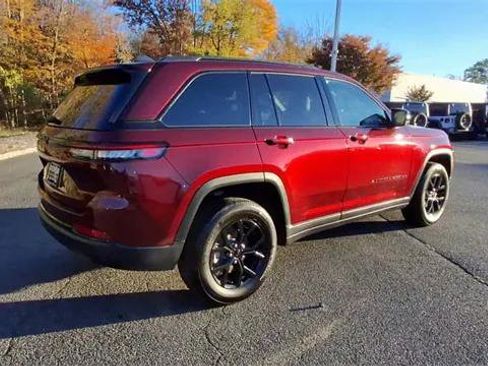 Certified 2024 Jeep Grand Cherokee Altitude image 8