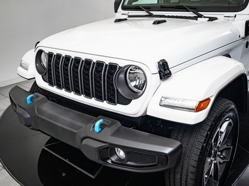 Used 2024 Jeep Wrangler Unlimited image 3