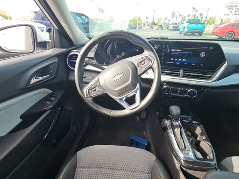 Used 2024 Chevrolet Trax LT w/ Driver Confidence Package FWD image 9
