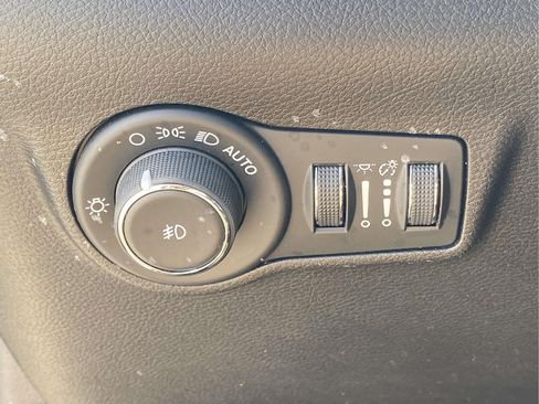 Used 2024 Jeep Compass Latitude AWD/4WD image 17