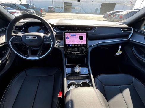 New 2025 Jeep Grand Cherokee Limited w/ Black Appearance Package image 9