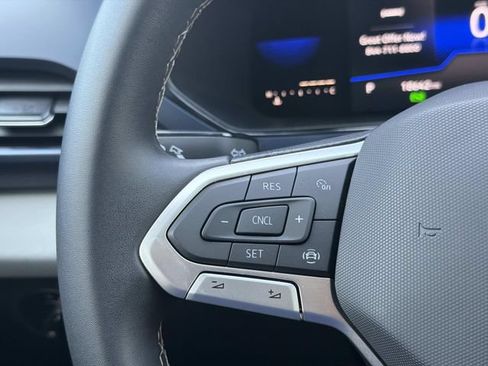 Used 2022 Volkswagen Taos SE w/ Panoramic Sunroof Package FWD image 16