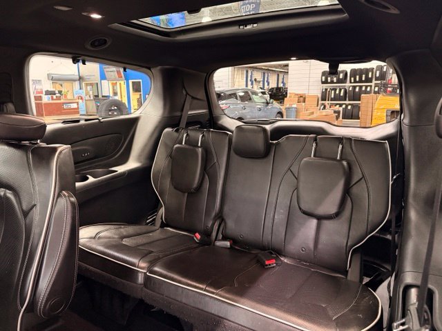 Used 2019 Chrysler Pacifica Limited w/ S Appearance Package FWD image 18