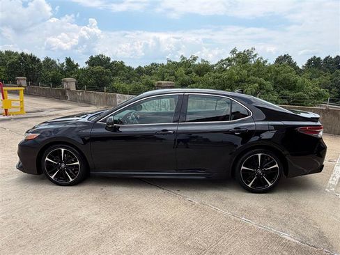 Used 2019 Toyota Camry XSE w/ Navigation Package FWD image 3