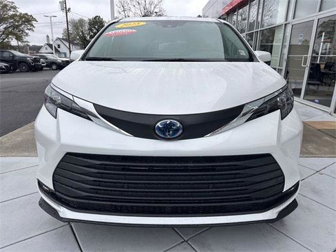 Certified 2025 Toyota Sienna XLE image 8