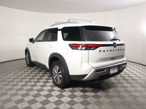 Used 2024 Nissan Pathfinder SL w/ Black Appearance Package image 7
