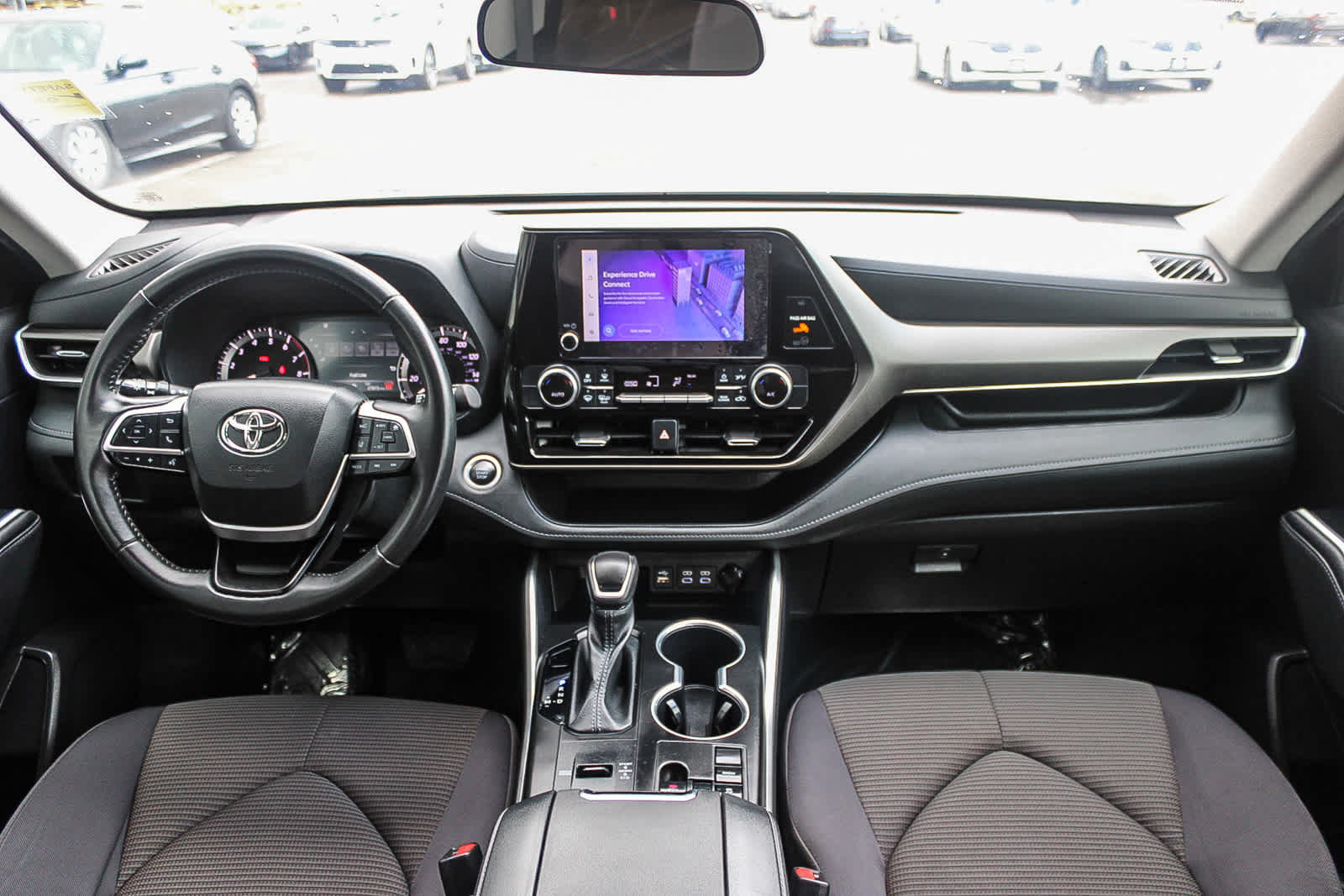 Used 2024 Toyota Highlander LE FWD image 12