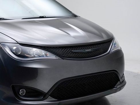 Used 2019 Chrysler Pacifica Touring-L w/ S Appearance Package image 12