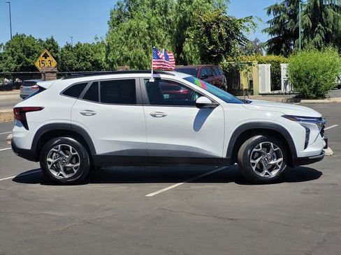 Used 2025 Chevrolet Trax LT w/ LT Convenience Package FWD image 4