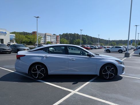 Used 2025 Nissan Altima 2.5 SR w/ SR Premium Package image 2