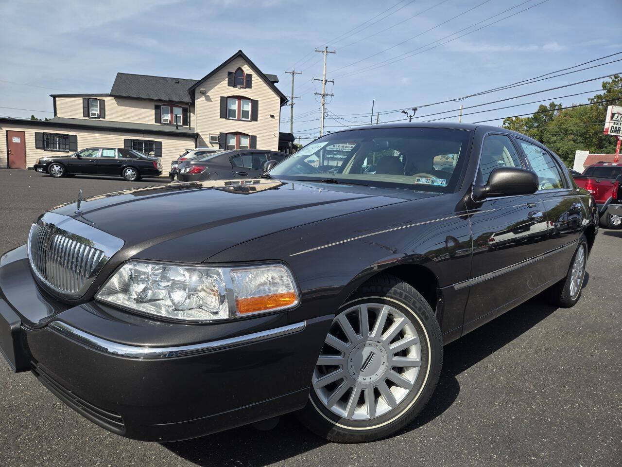 Used 2005 Lincoln Town Car Signature RWD image 2