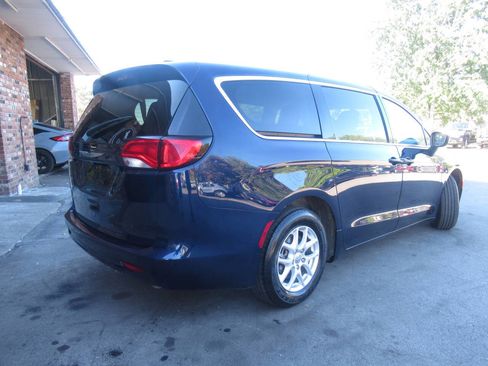 Used 2020 Chrysler Voyager LX image 9