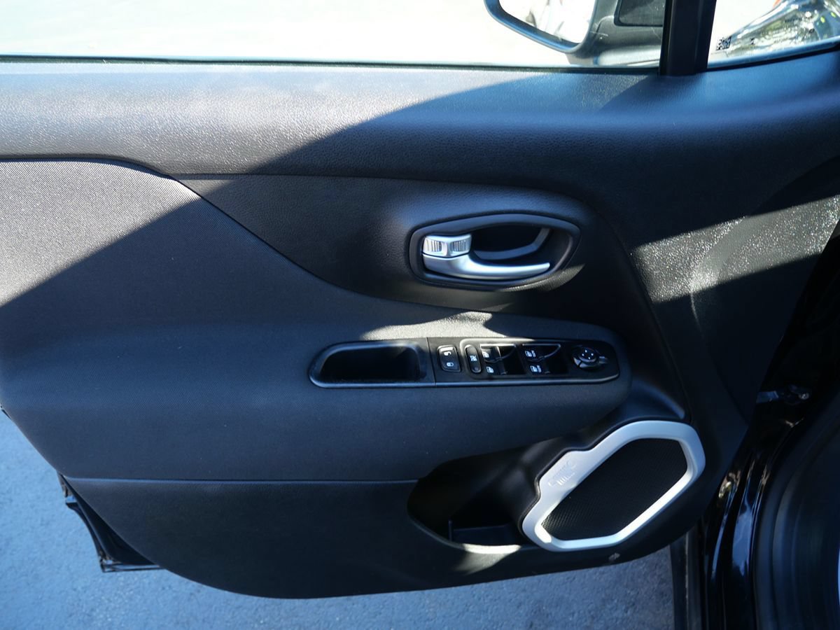 Used 2021 Jeep Renegade Latitude AWD/4WD image 14
