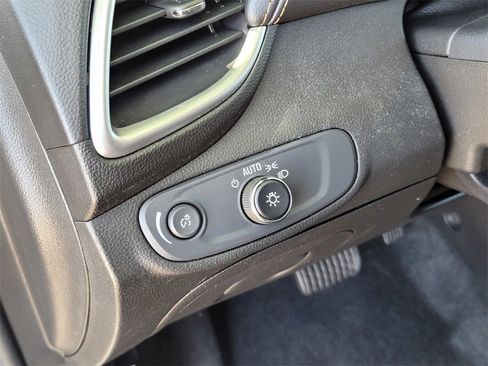 Used 2022 Chevrolet Trax LT w/ Midnight Edition image 17