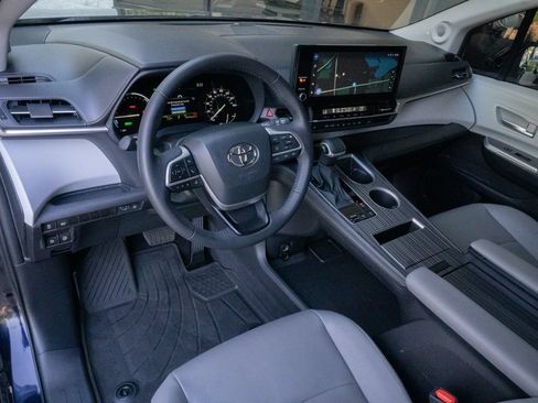 Used 2025 Toyota Sienna XLE w/ XLE Plus Package AWD/4WD image 9