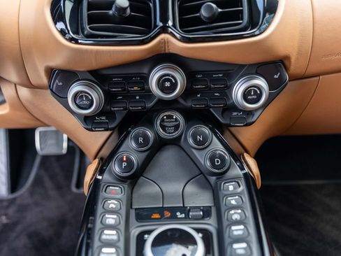 Used 2020 Aston Martin V8 Vantage Coupe RWD image 32