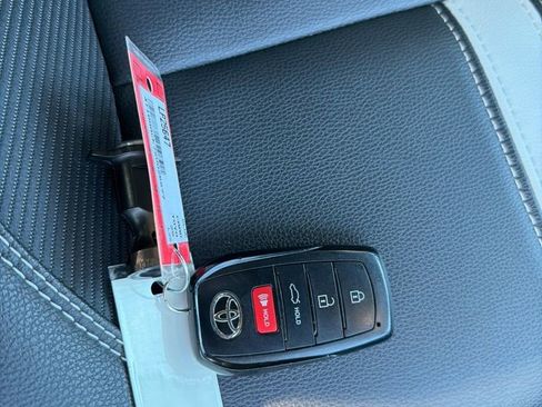 Used 2025 Toyota Camry SE image 33