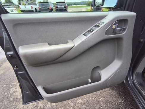 Used 2012 Nissan Frontier SV w/ SV Premium Utility Pkg image 18