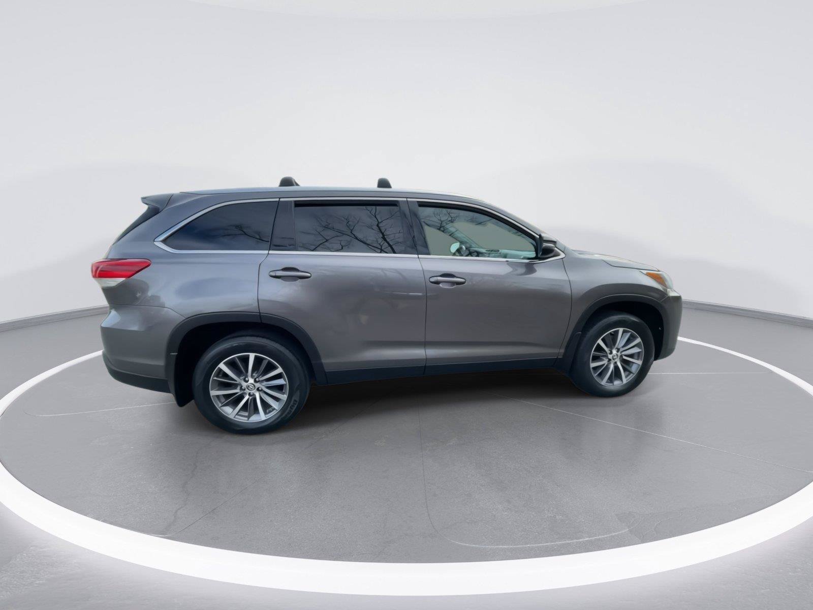 Used 2019 Toyota Highlander XLE AWD/4WD image 9