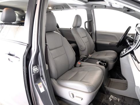 Used 2019 Toyota Sienna XLE w/ XLE Navigation Package image 29