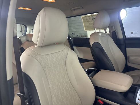 Used 2025 Kia Carnival EX FWD image 24