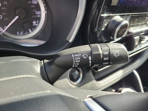 Used 2024 Toyota Highlander XLE FWD image 28