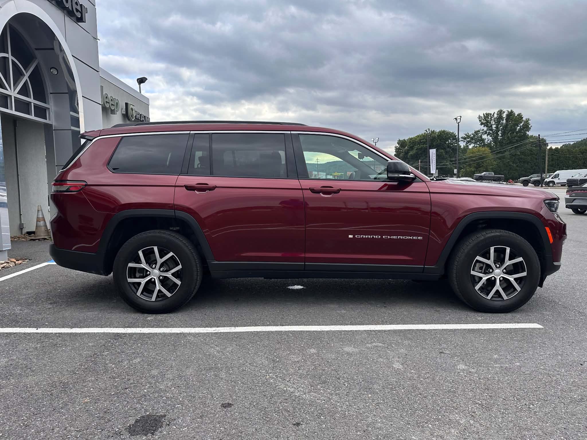 Used 2025 Jeep Grand Cherokee L Limited w/ Luxury Tech Group II AWD/4WD image 2