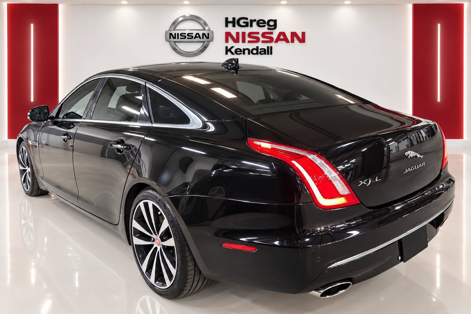 Used 2019 Jaguar XJ AWD image 2
