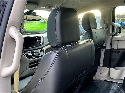 Used 2024 Chrysler Pacifica Touring-L image 37