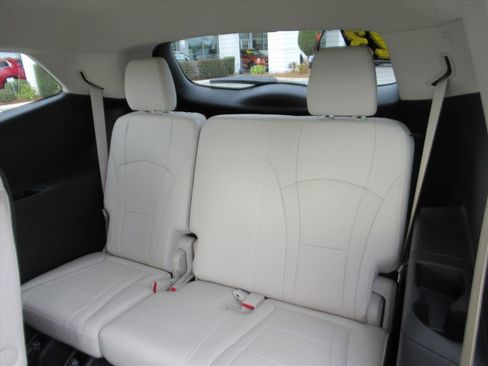 Used 2023 Buick Enclave Essence image 31