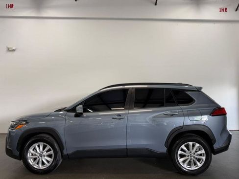 Used 2022 Toyota Corolla Cross LE image 3