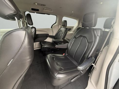 Used 2024 Chrysler Pacifica Touring-L image 7