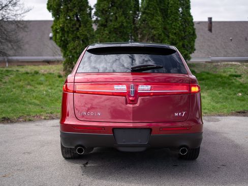 Used 2018 Lincoln MKT AWD image 6