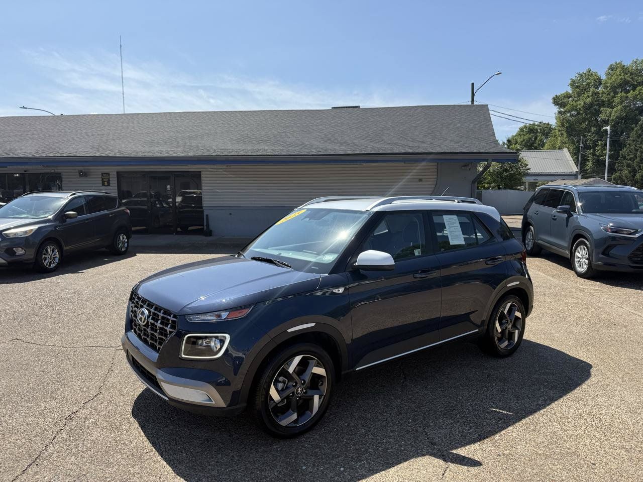 Used 2025 Hyundai Venue Limited FWD image 3