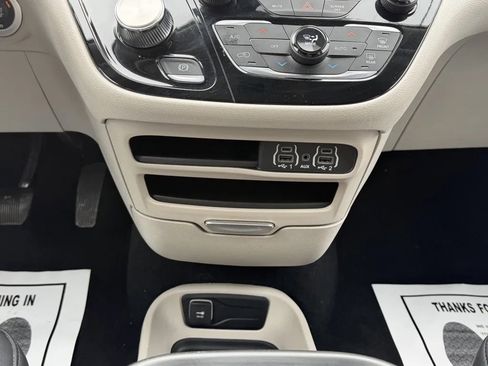 Used 2023 Chrysler Pacifica Touring-L image 23