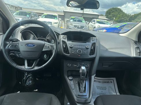 Used 2016 Ford Focus SE w/ SE Cold Weather Package FWD image 9