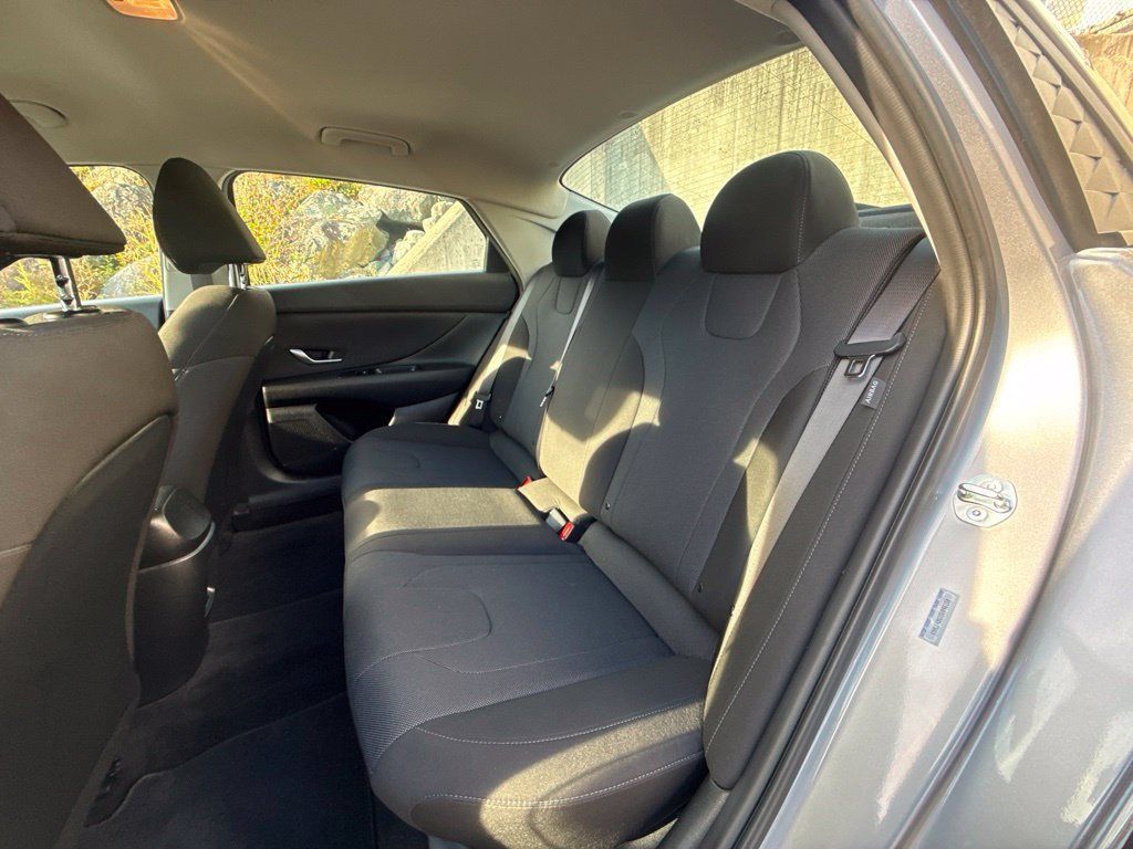 Certified 2025 Hyundai Elantra SE FWD image 20