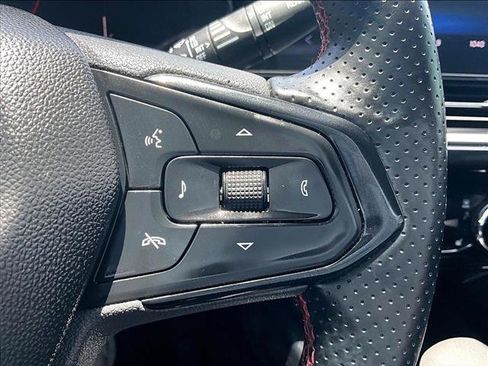 Used 2025 Chevrolet Trax RS w/ Sunroof Package FWD image 21