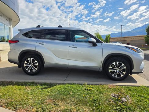 Used 2022 Toyota Highlander XLE AWD/4WD image 4