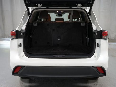 Used 2023 Toyota Highlander LE FWD image 36