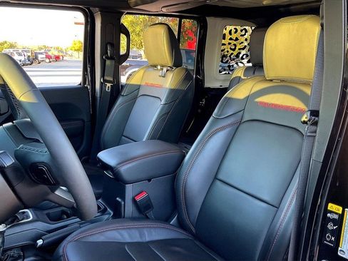 Used 2025 Jeep Wrangler Unlimited Rubicon w/ Technology Group image 30