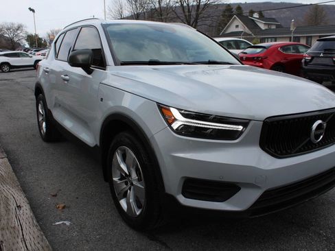 Used 2020 Volvo XC40 T5 Momentum image 4