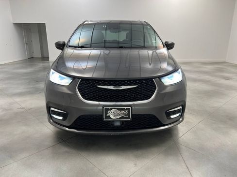 Used 2023 Chrysler Pacifica Touring-L image 2