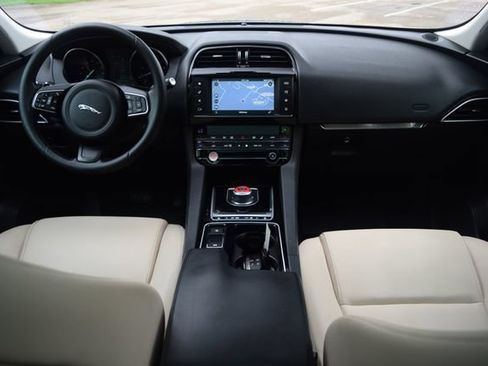 Used 2018 Jaguar F-PACE Premium AWD/4WD image 8