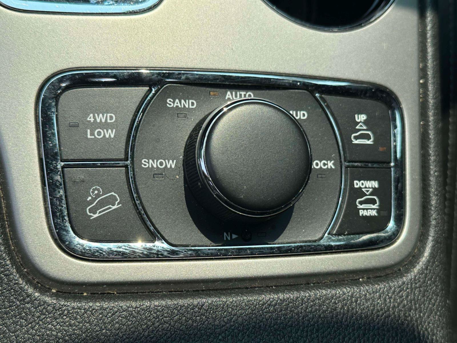 Used 2019 Jeep Grand Cherokee Overland AWD/4WD image 26