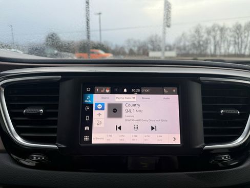 Used 2023 Chrysler Voyager LX image 18